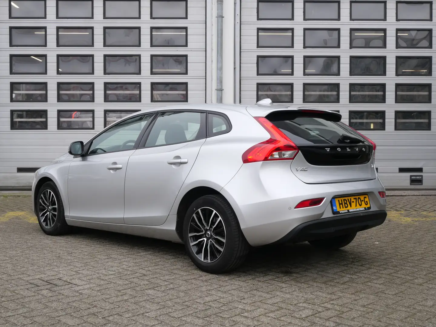 Volvo V40 2.0 T2 Inscription | Leder | BLIS | PDC Grijs - 1