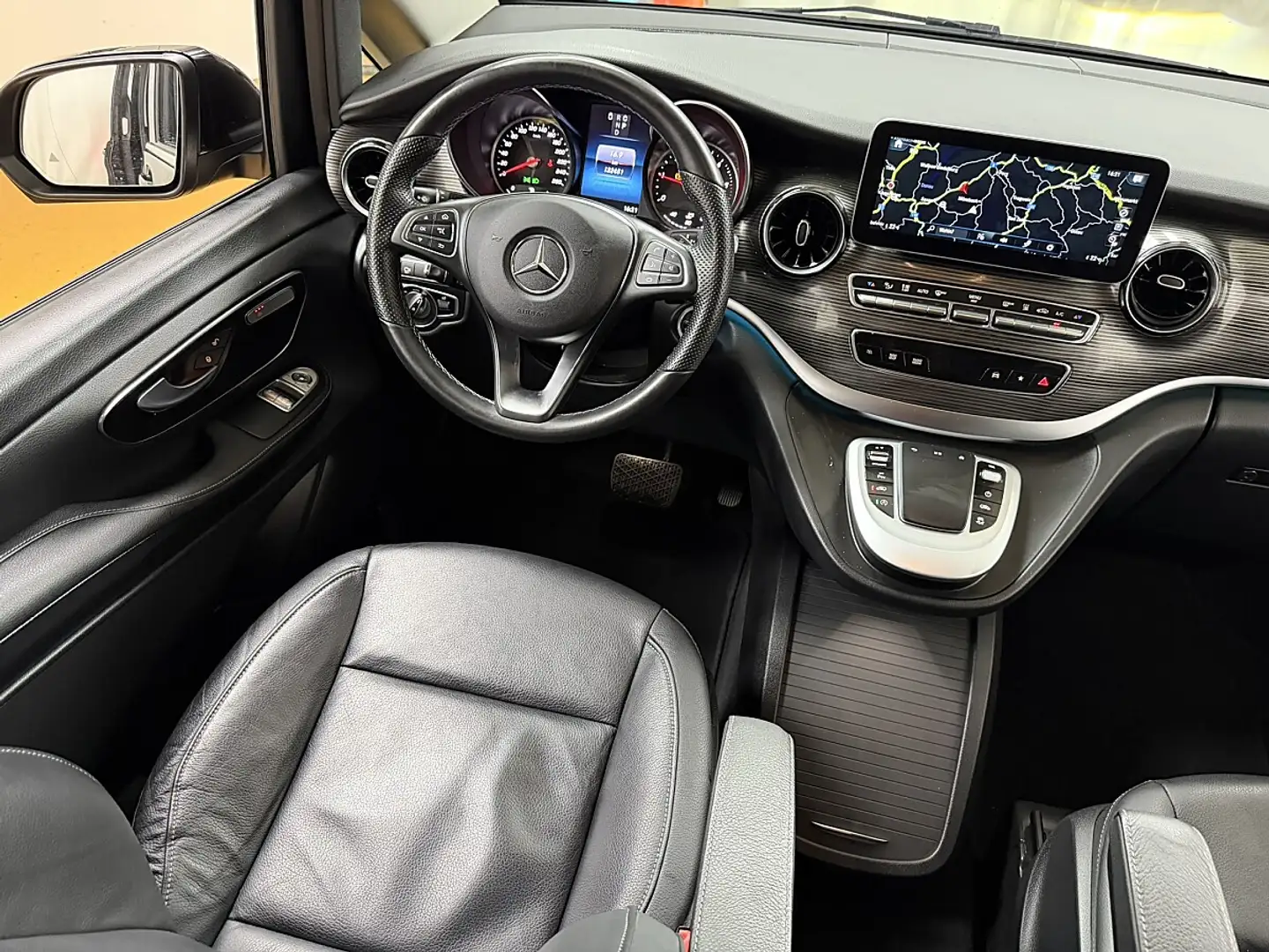 Mercedes-Benz V 220 d Kombi 4MATIC lang Avantgarde Aut. Schwarz - 2