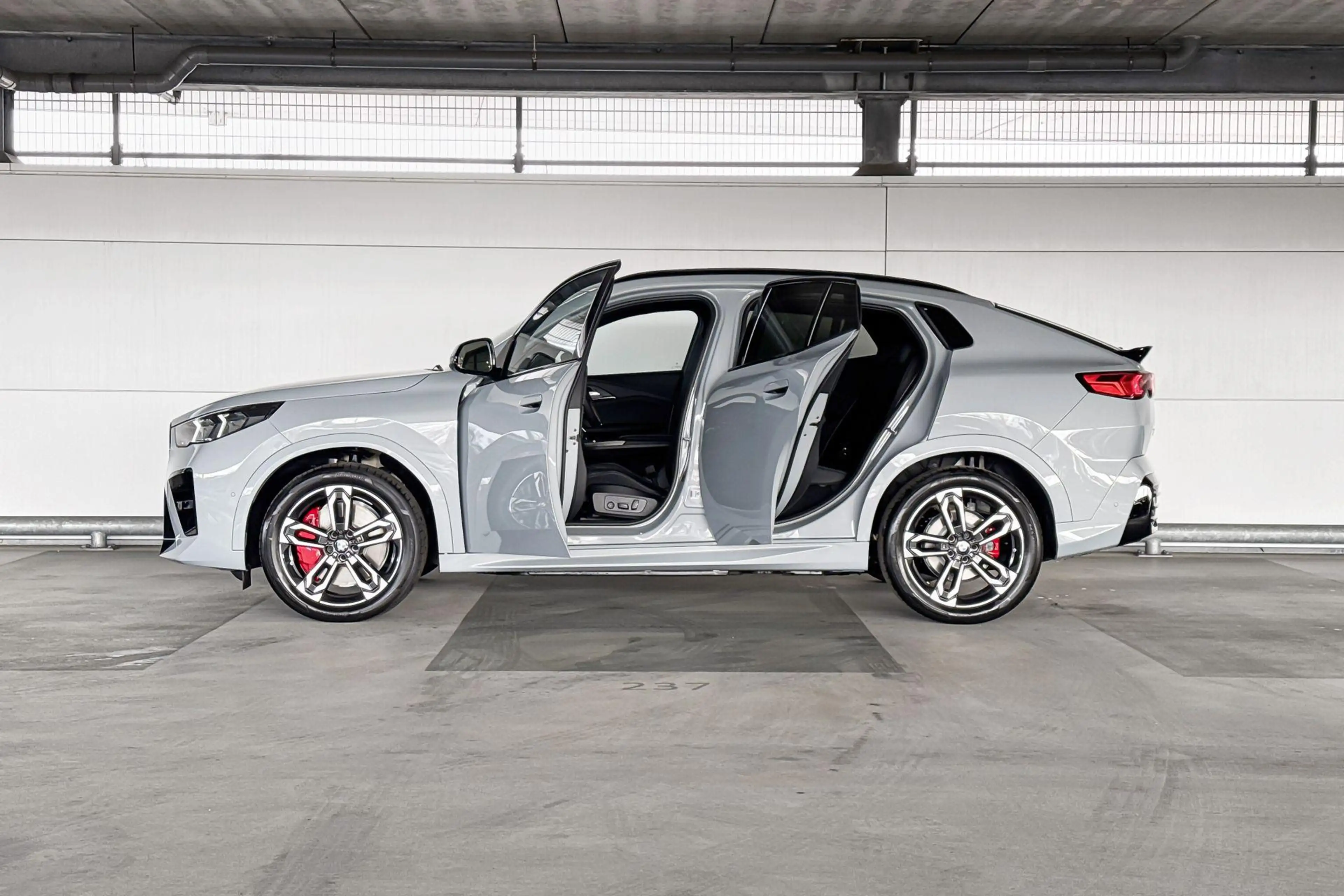 BMW iX2 eDrive20 67 kWh M Sport Edition — photo 3