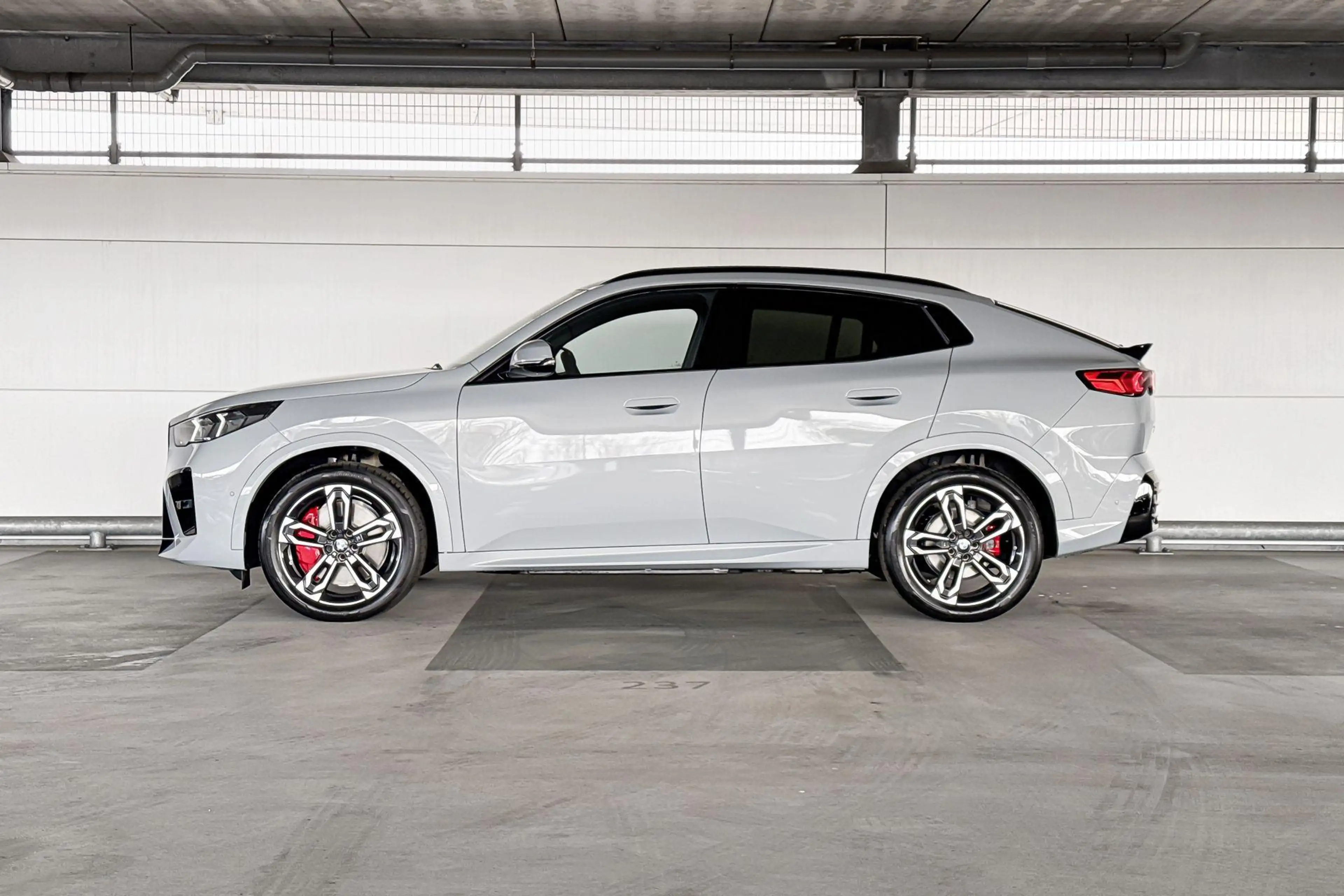 BMW iX2 eDrive20 67 kWh M Sport Edition — photo 2