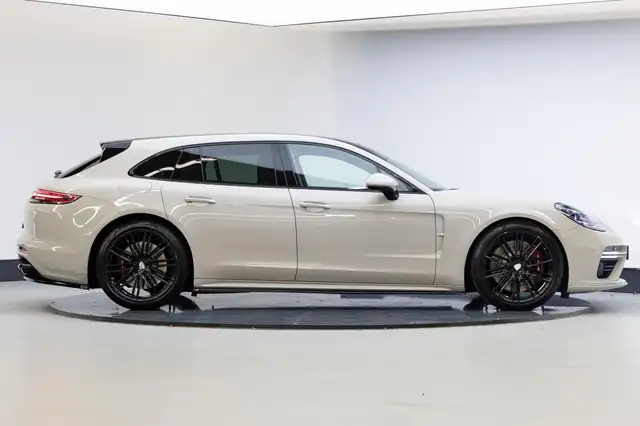 Porsche Panamera view 22