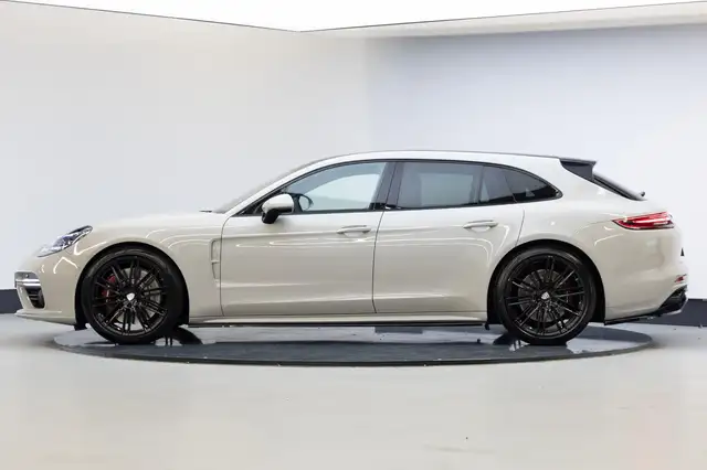 Porsche Panamera view 21