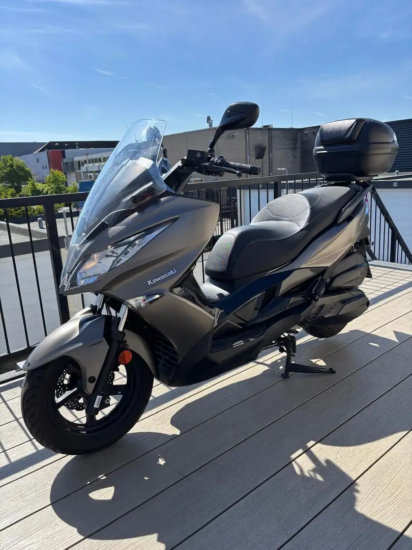 Kawasaki J300 comfortable motorscooter weinig km NL KENTEKEN - 1