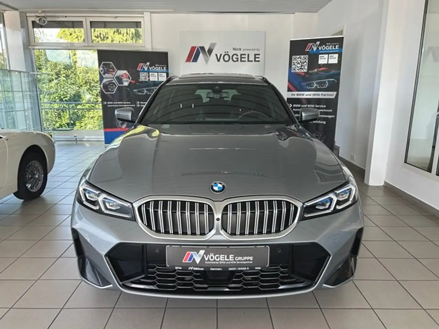 BMW 320 d xDrive A. Tour. MSportpaket AHK Panora. Glasdach Grau - 1