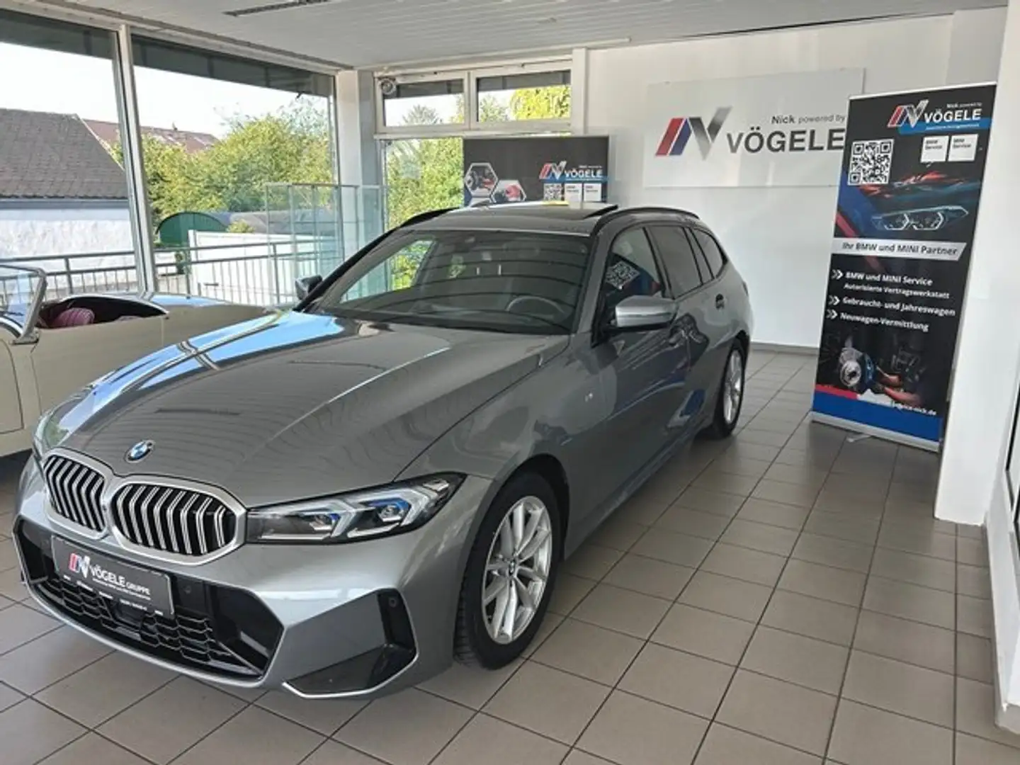 BMW 320 d xDrive A. Tour. MSportpaket AHK Panora. Glasdach Grau - 2