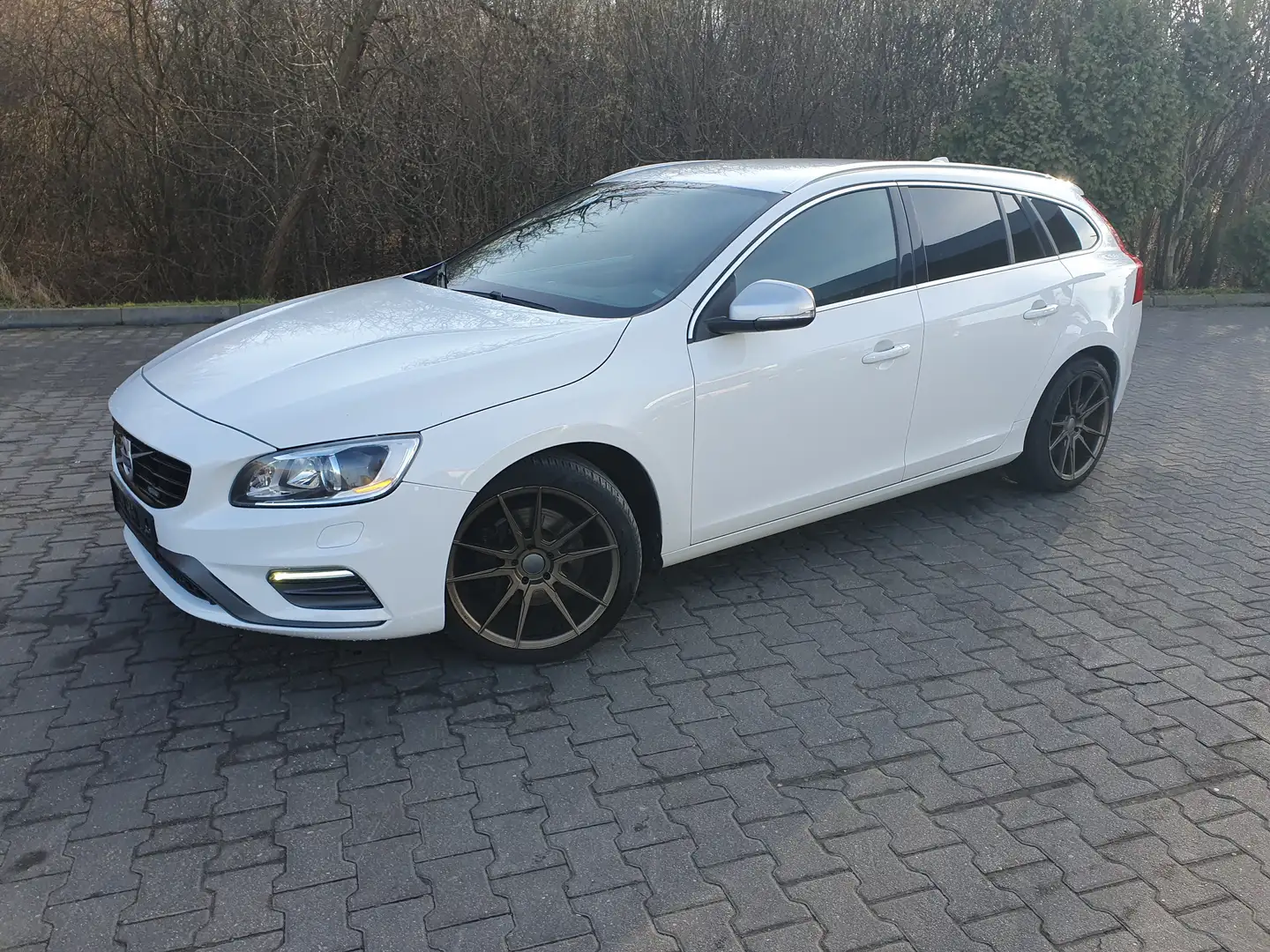 Volvo V60 V60+T6+AWD+Geartronic+Momentum Weiß - 2