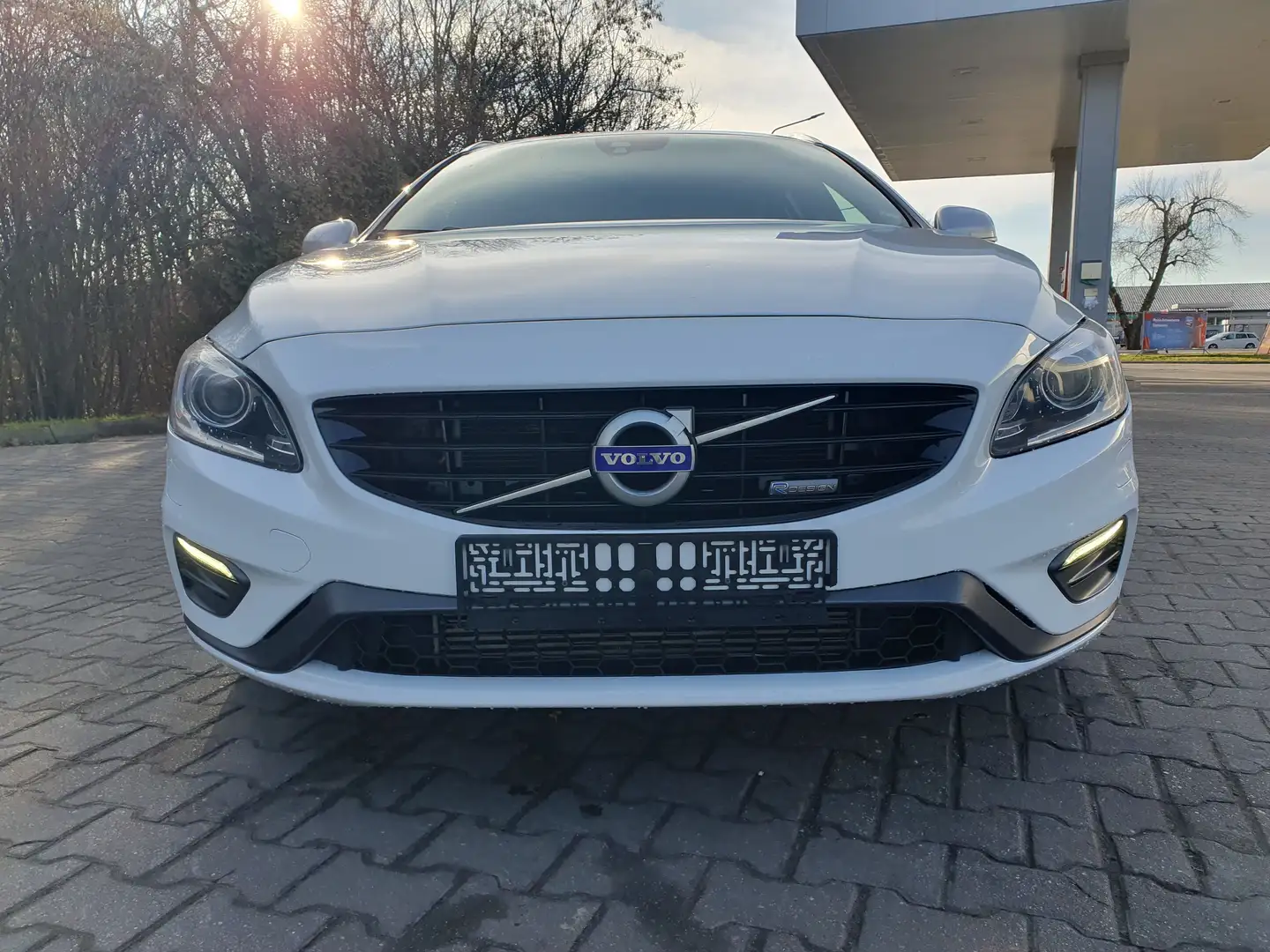 Volvo V60 V60+T6+AWD+Geartronic+Momentum Weiß - 1