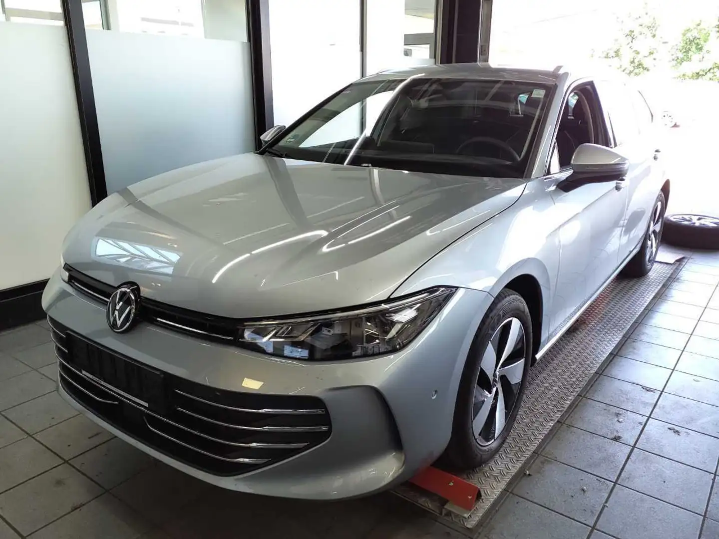 Volkswagen Passat Business Premium 2.0 TDI IQ.Drive*Leder Zilver - 2