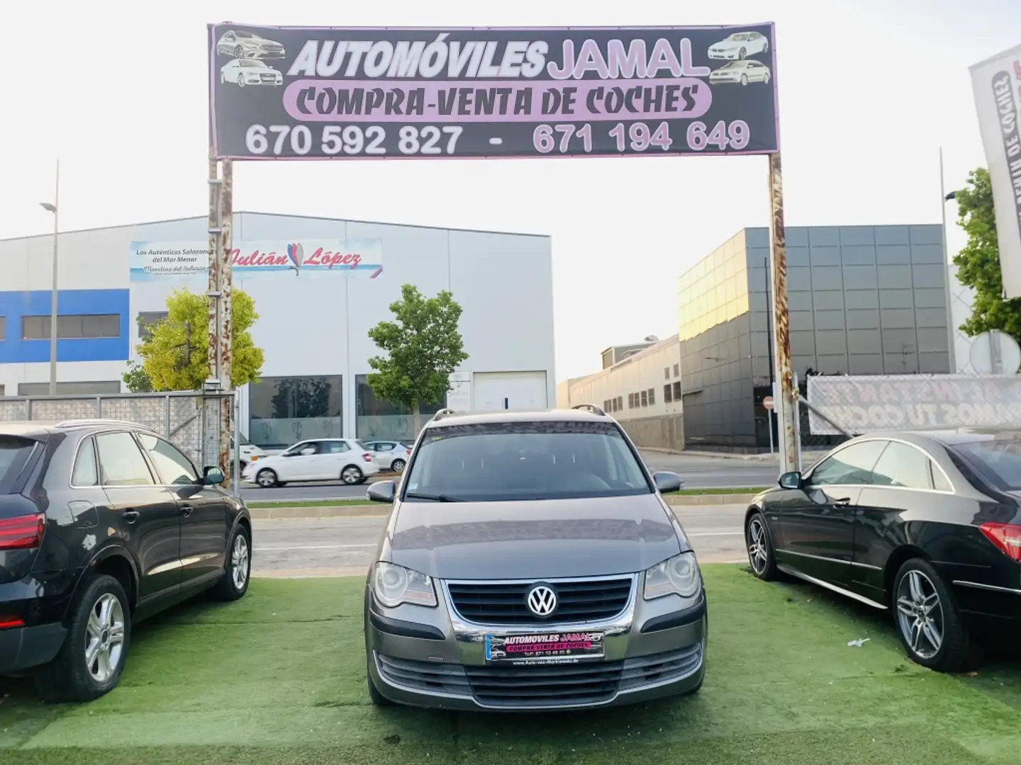 Volkswagen Touran 2.0TDI Traveller Gris - 2