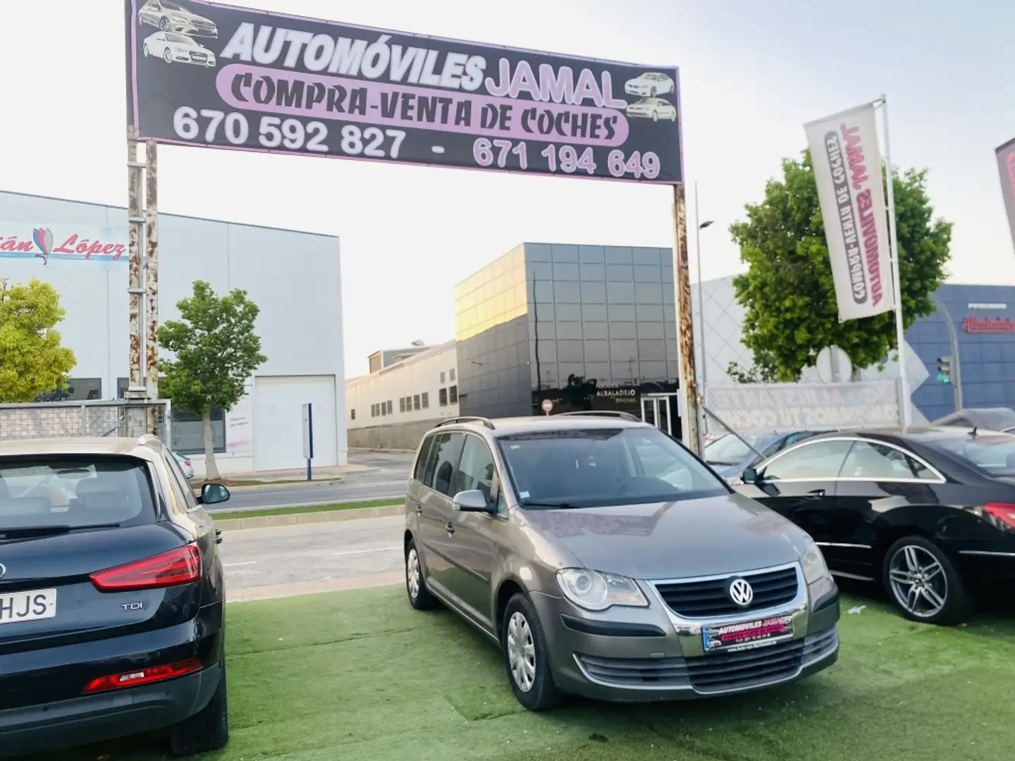 Volkswagen Touran 2.0TDI Traveller Gris - 1