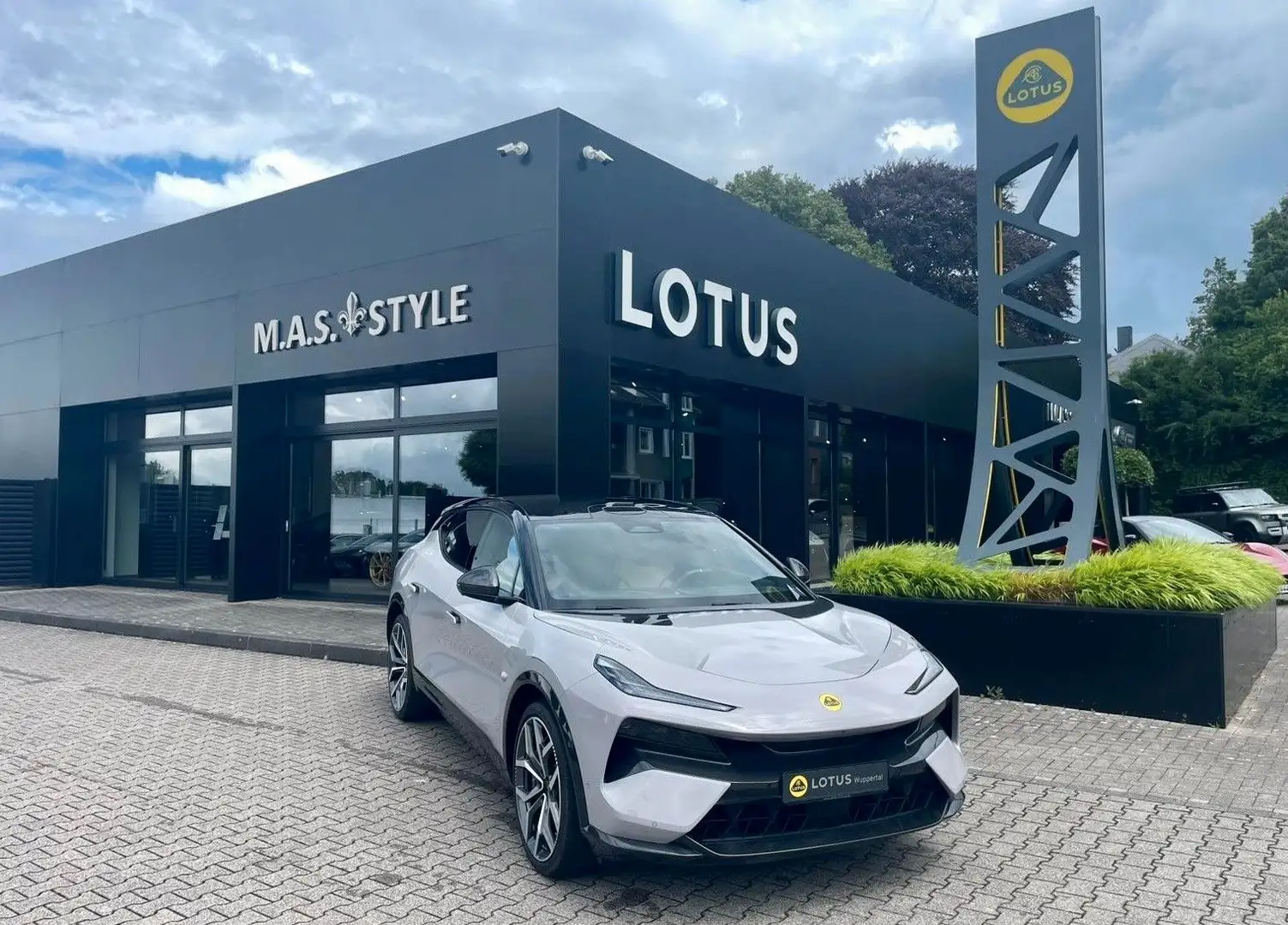 Lotus Eletre R KEF Voll Carbon Gold innen Grau - 1