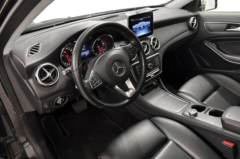 Mercedes-Benz GLA 180 GLA Business Solution Auto — photo 11