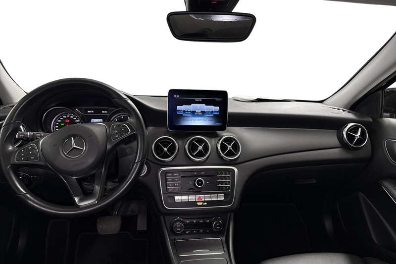 Mercedes-Benz GLA 180 GLA Business Solution Auto — photo 12