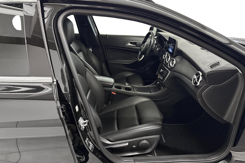 Mercedes-Benz GLA 180 GLA Business Solution Auto — photo 6