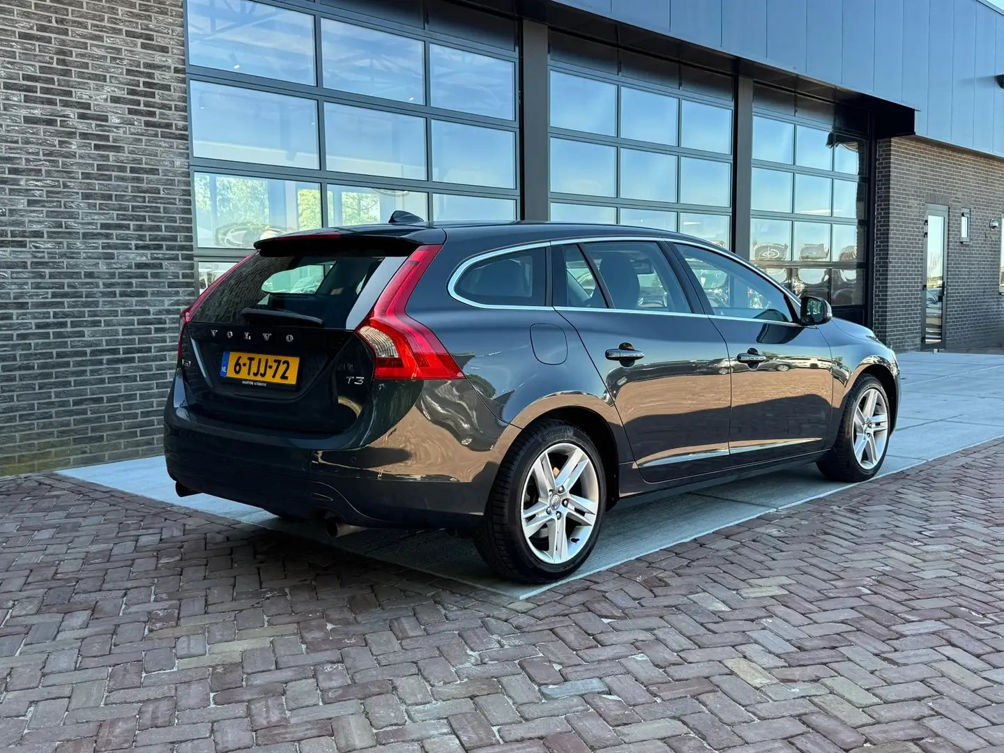 Volvo V60 1.6 T3 Momentum |Navi | Clima | Cruise | Grijs - 2
