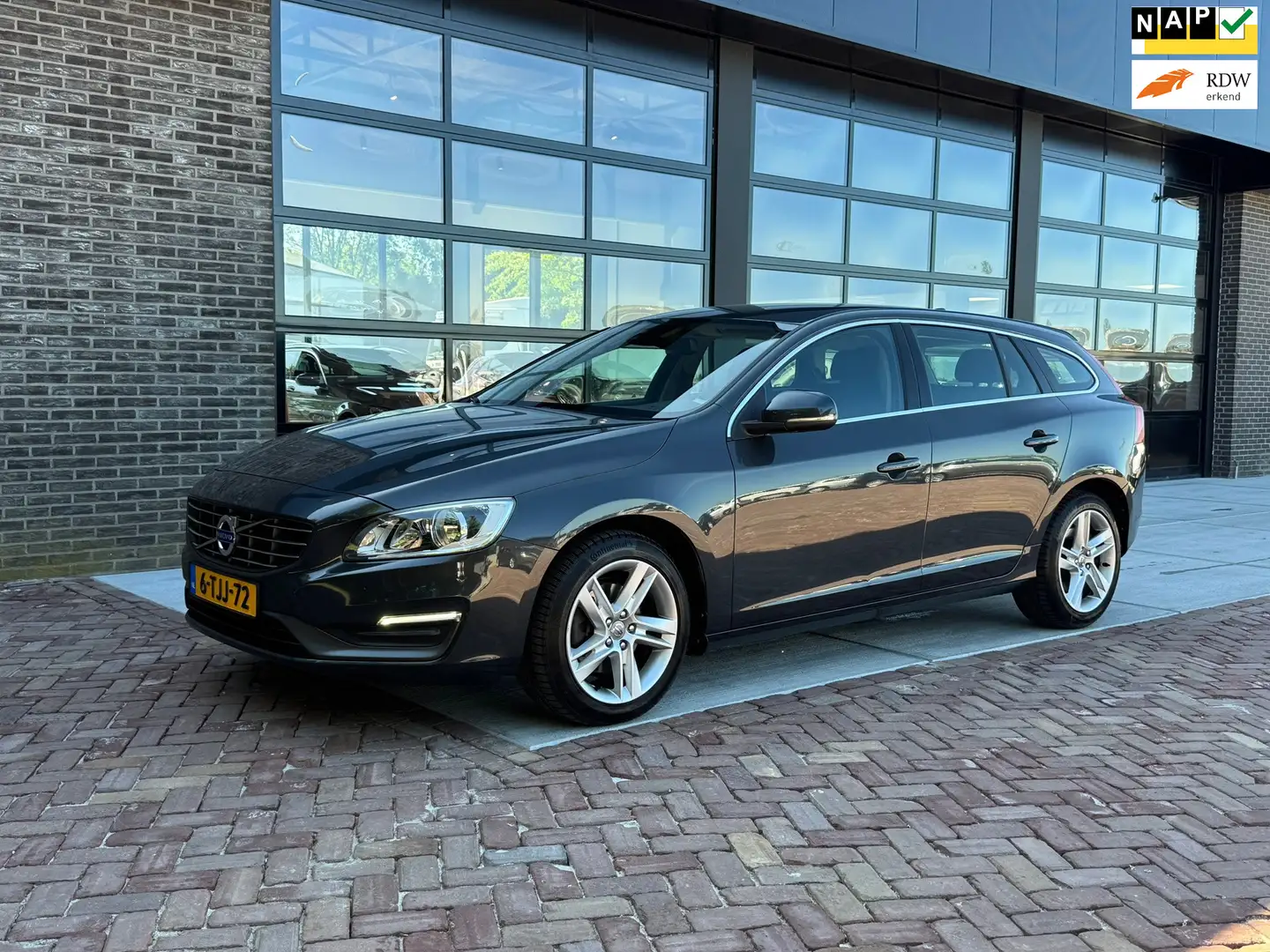 Volvo V60 1.6 T3 Momentum |Navi | Clima | Cruise | Grijs - 1