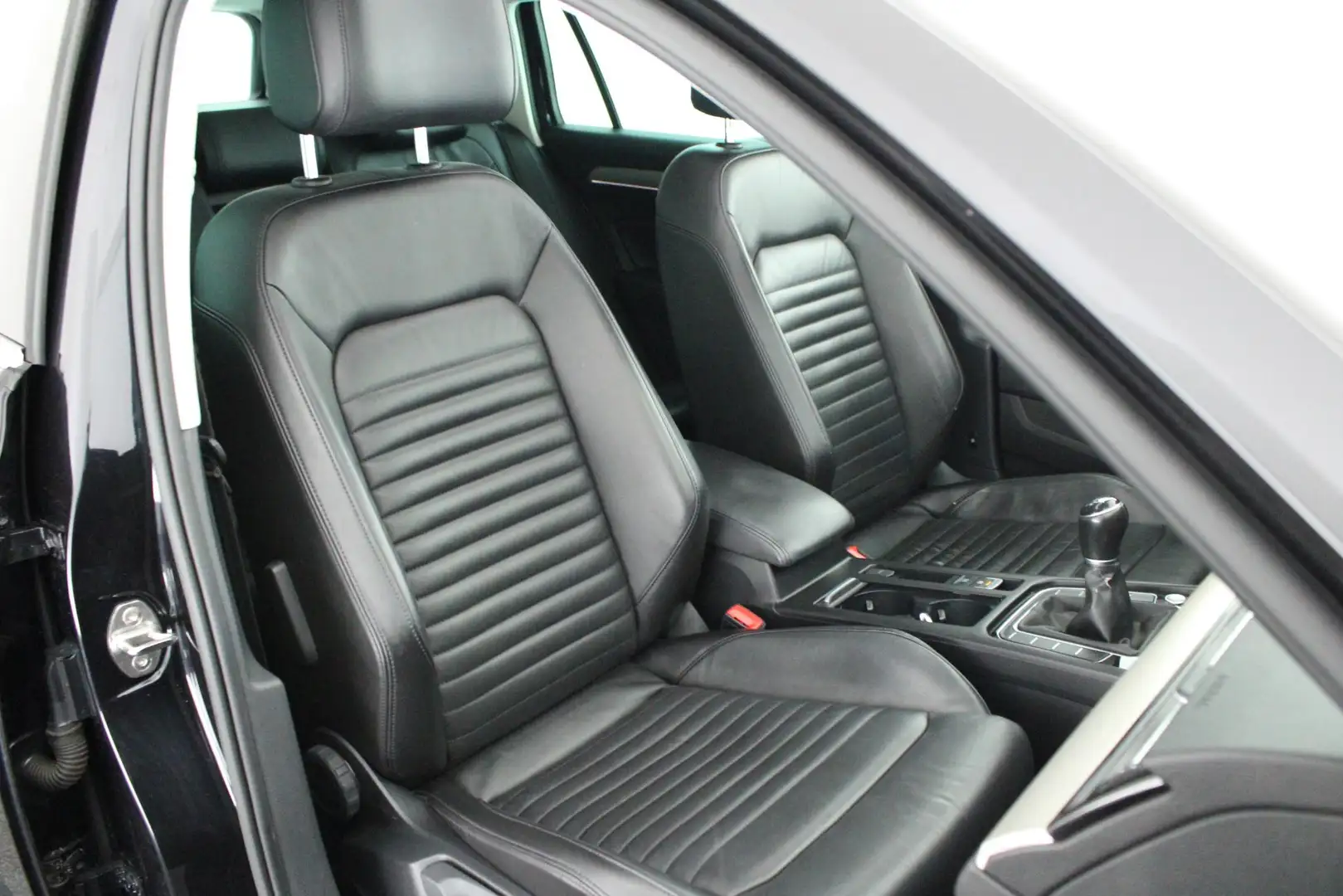 Volkswagen Passat Variant 2.0 TDI 150pk Connected Series Plus Trekhaak Camer Zwart - 2