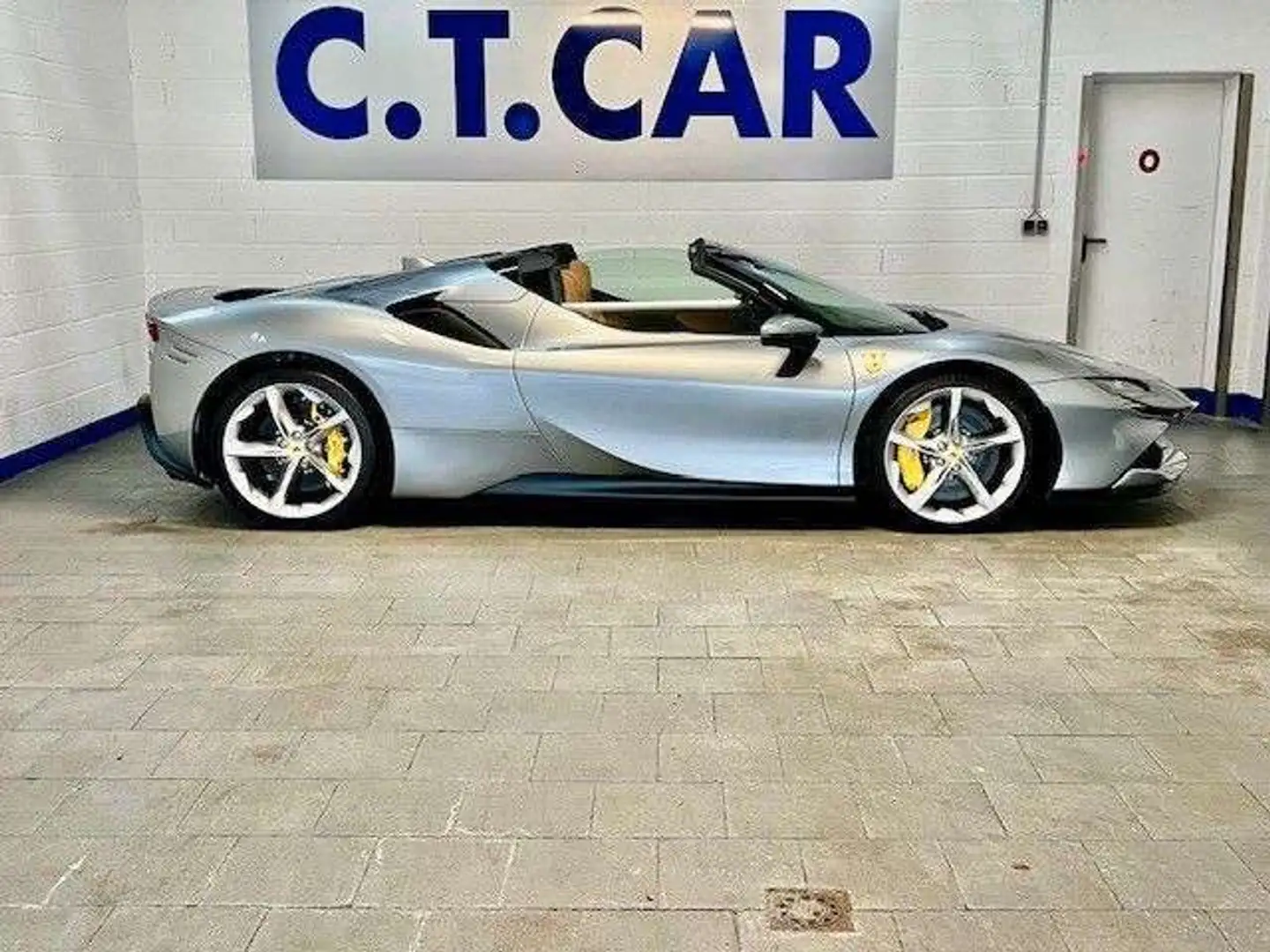 Ferrari SF90 Spider JBL Lift Kamera Garantie -1Hand Gri - 2