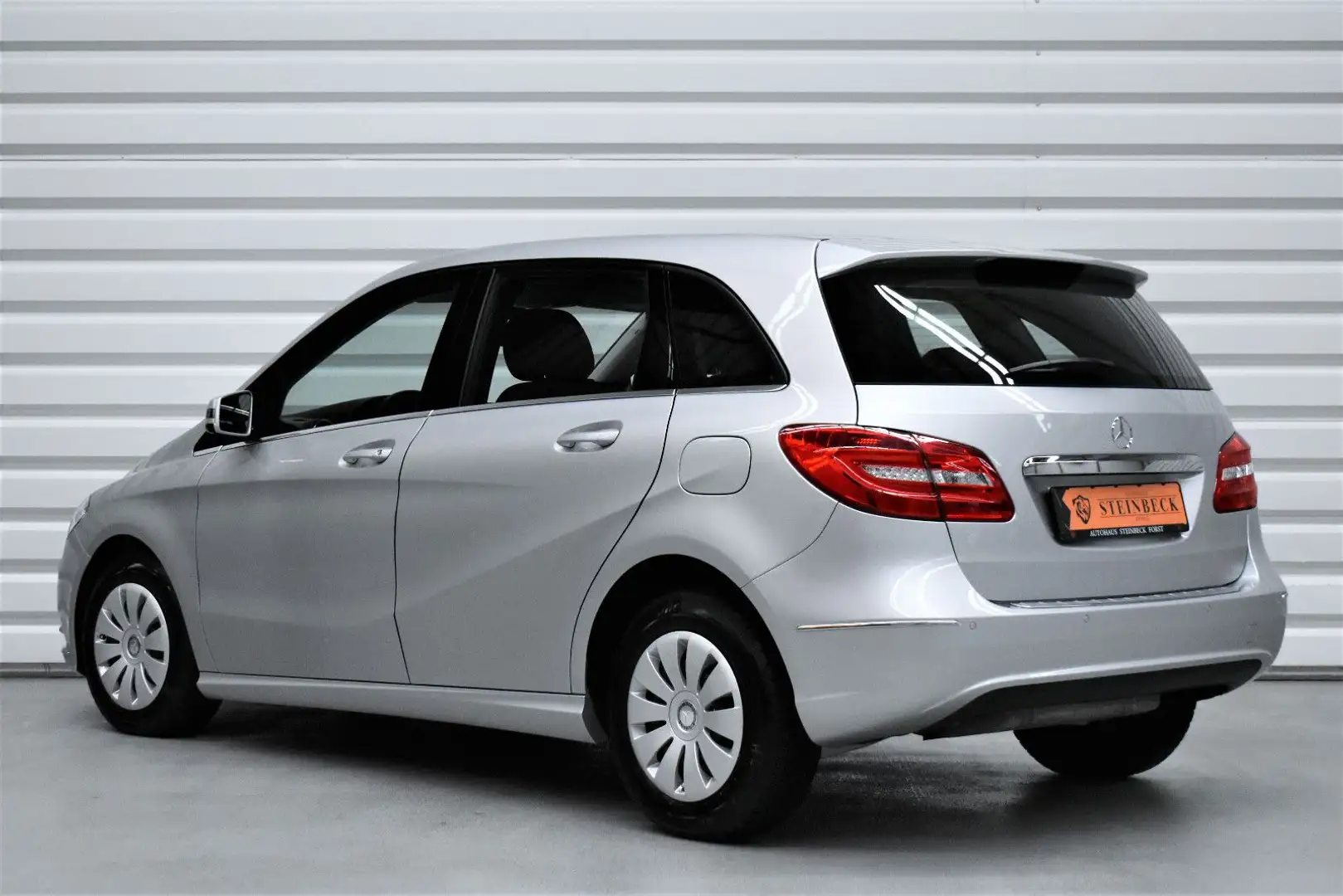 Mercedes-Benz B 180 Automatik +29.500km+NAVI+PDC+SHZ Silber - 2