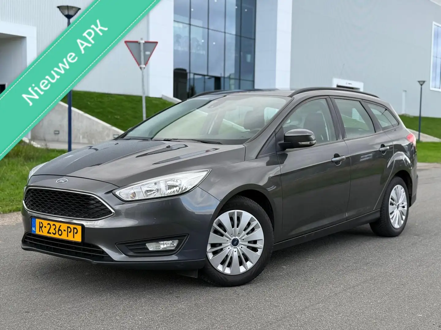 Ford Focus Wagon 1.0 Titanium NIEUW APK AIRCO CRUISE PSENSOR Grijs - 1