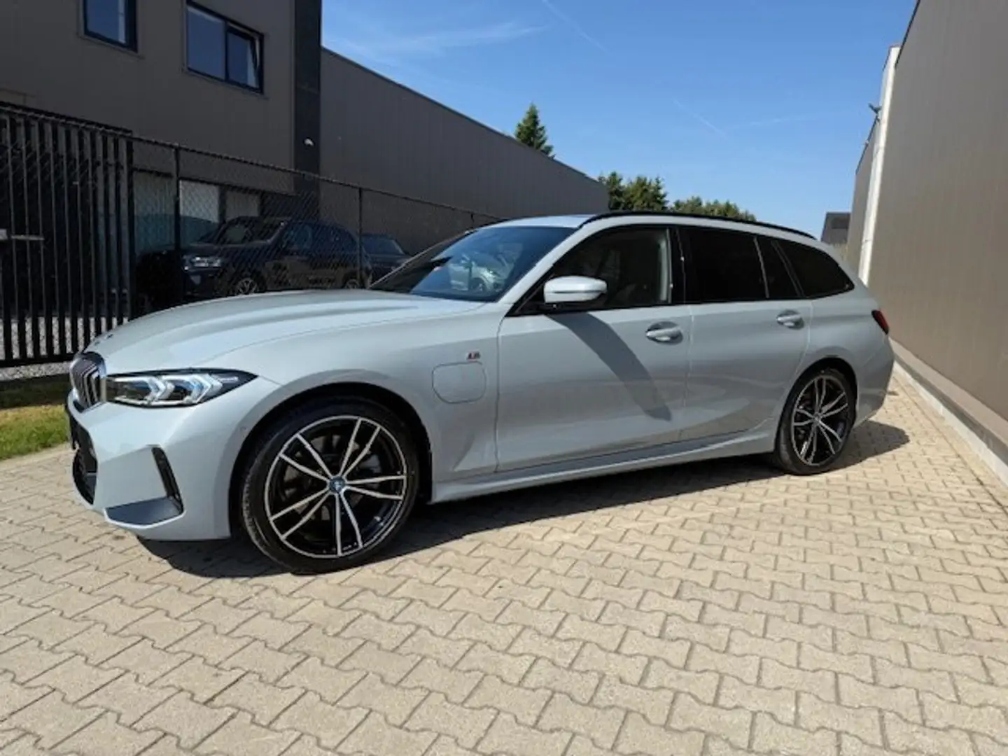 BMW 320 Touring 320eAS PHEV/ M SPORT / PANO "19/ ACC /HUD! Grijs - 2