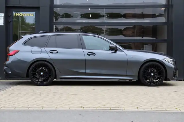 BMW 3 Series view 10