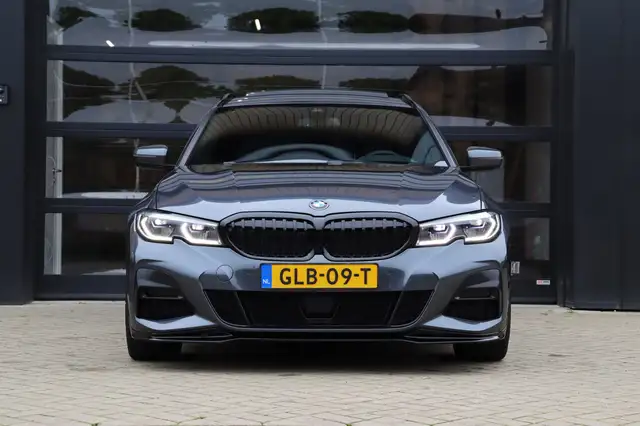 BMW 3 Series view 23
