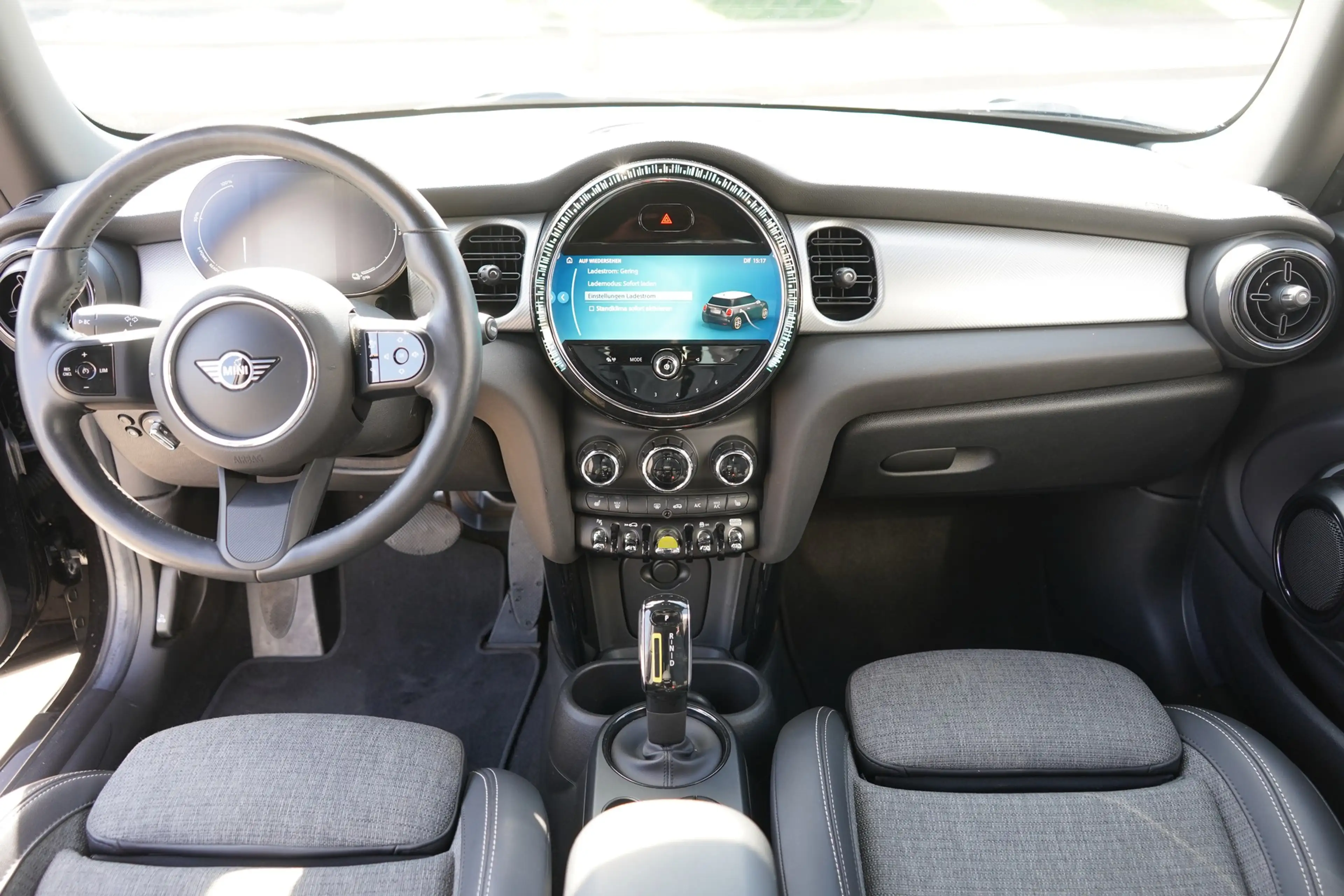 MINI Cooper Mini Cooper SE Classic Trim LED Navi Sitzheizung — photo 11