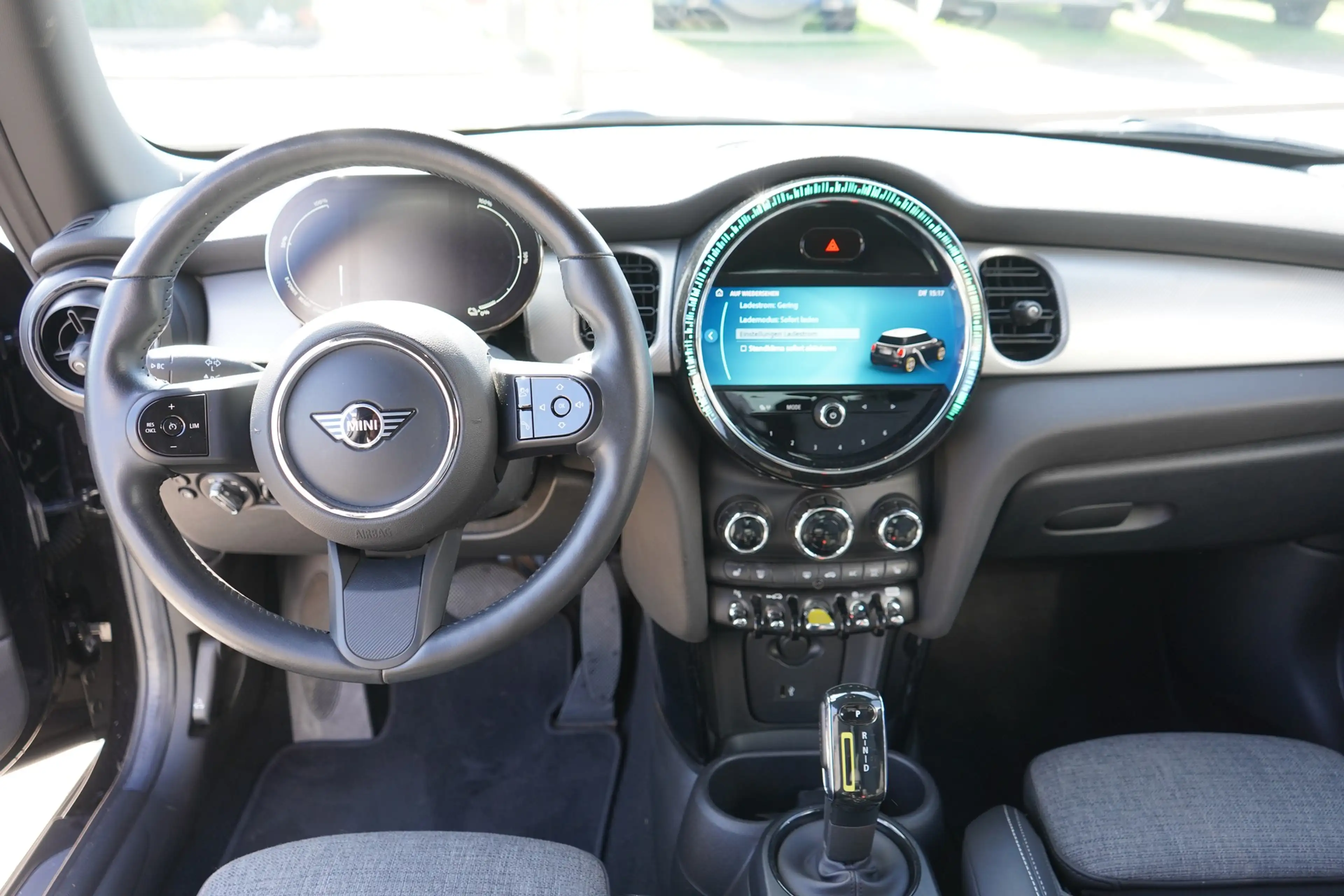 MINI Cooper Mini Cooper SE Classic Trim LED Navi Sitzheizung — photo 12