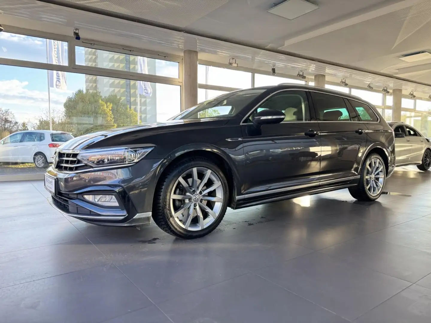 Volkswagen Passat Variant Elegance 1.5 TSI DSG 2xR-LINE NAV Klima Navi Grau - 2