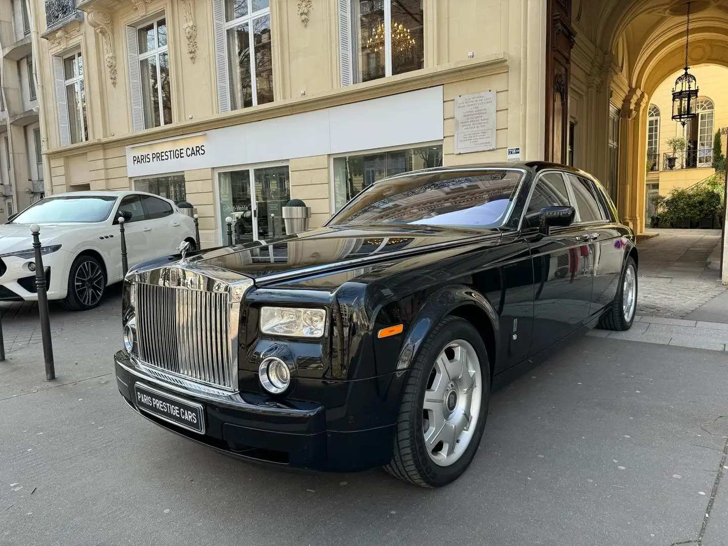 Rolls-Royce Phantom 6.75 V12 EWB A Black - 1