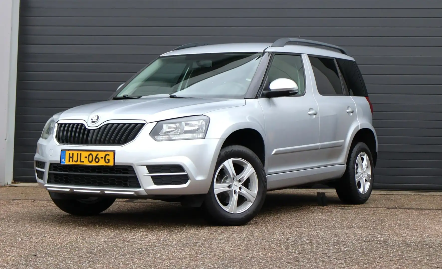 Skoda Yeti 1.2 TSI Active Plus Airco/PDC/Dealer onderhouden Grijs - 2