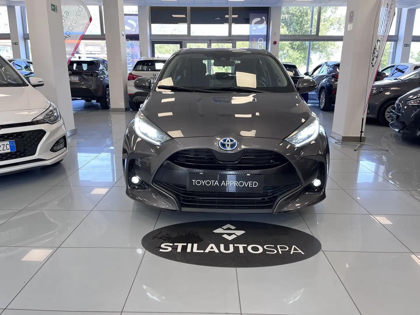 Toyota Yaris 1.5 Hybrid 5 porte Trend Gris - 2