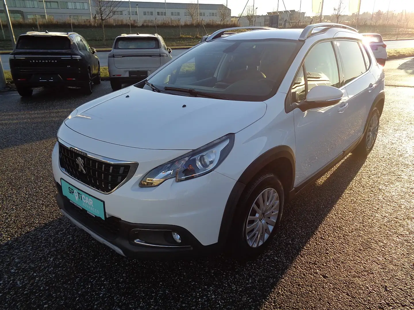 Peugeot 2008 1,2 PureTech 110 S&S Allure Weiß - 2