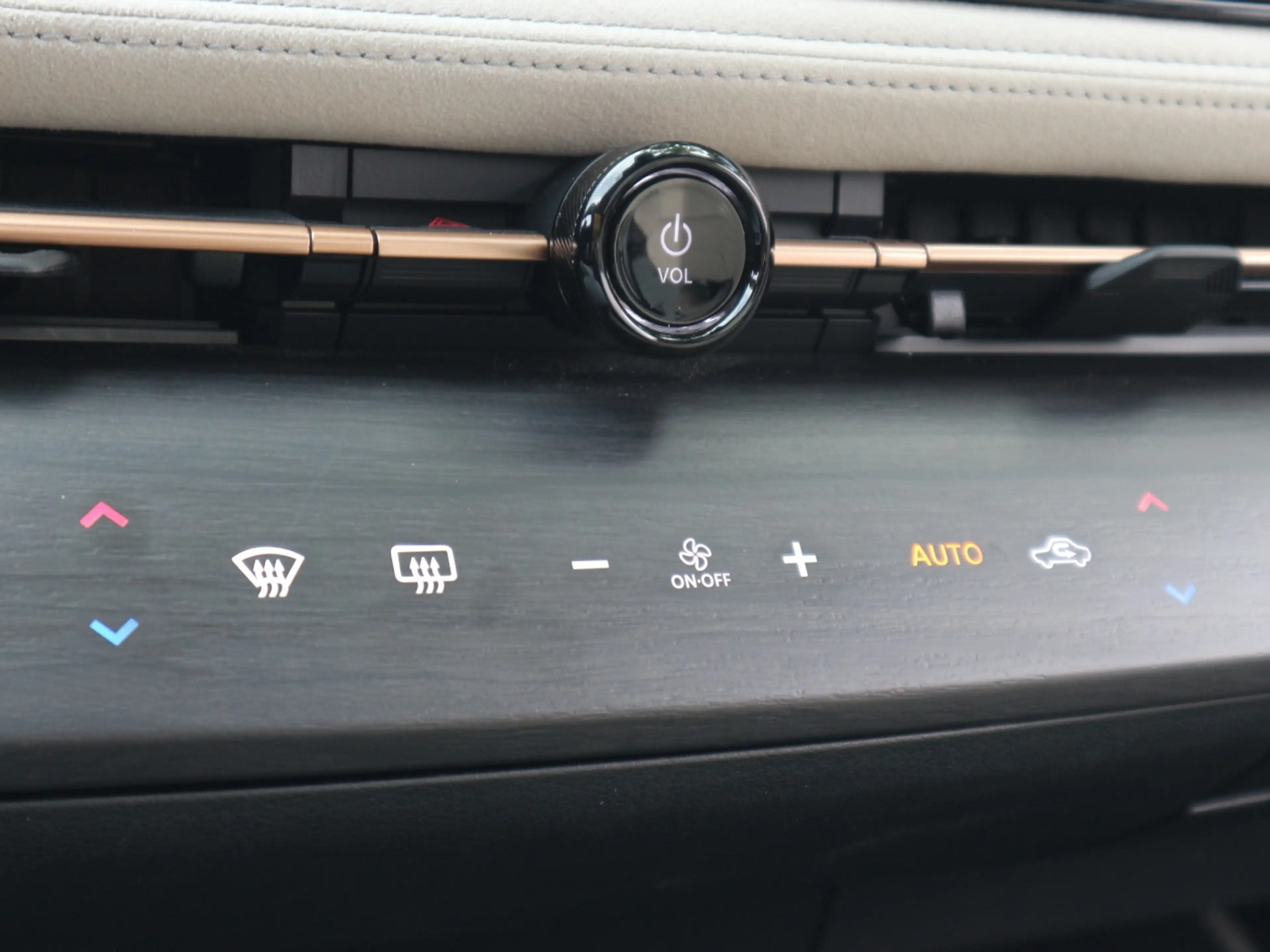 Nissan Ariya (87kWh|22kW-OBC) Evolve Pack e-4orce ACC — photo 13
