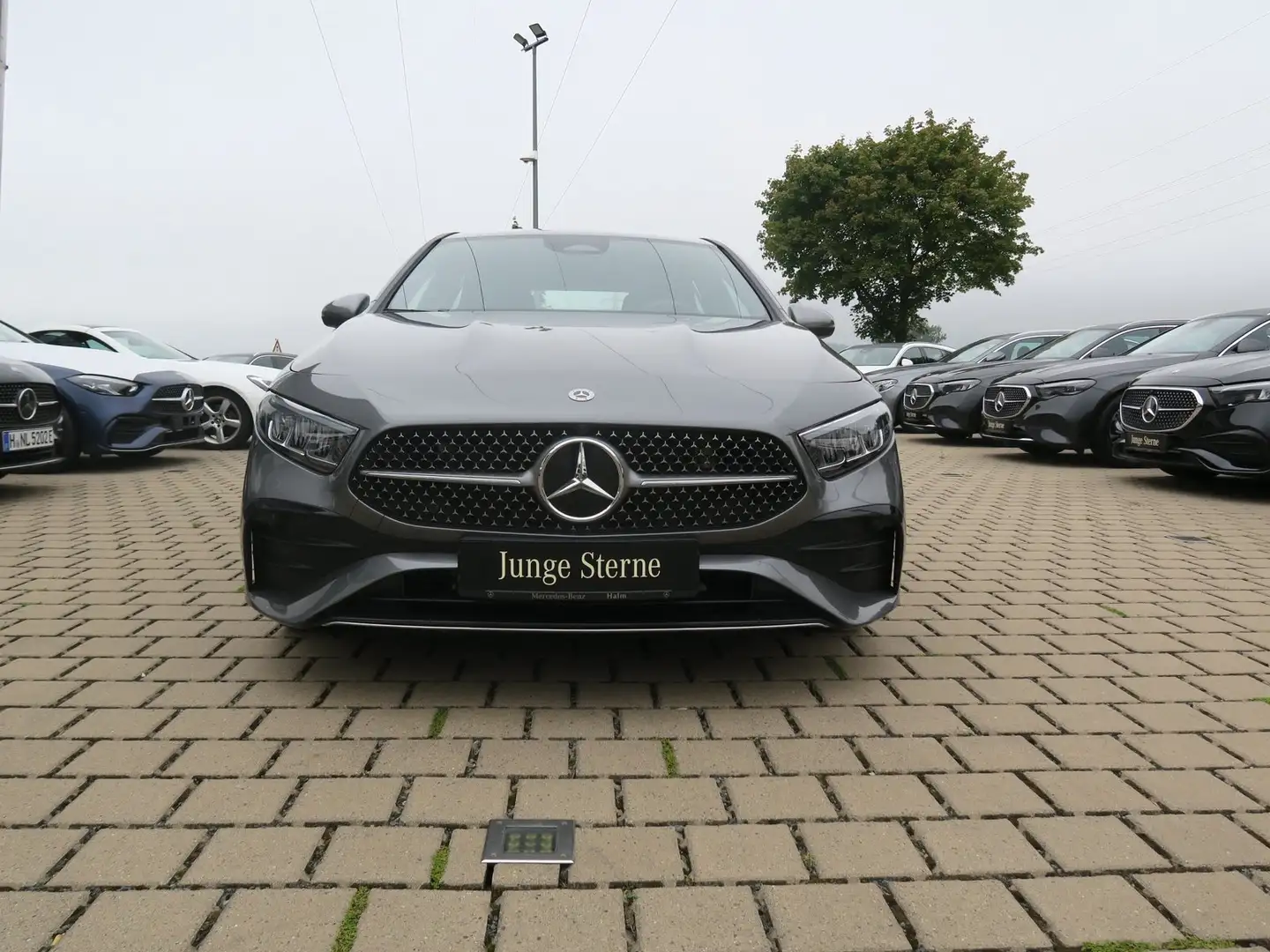 Mercedes-Benz A 180 AMG Line Advanced Plus LED Keyless Kamera Grau - 2