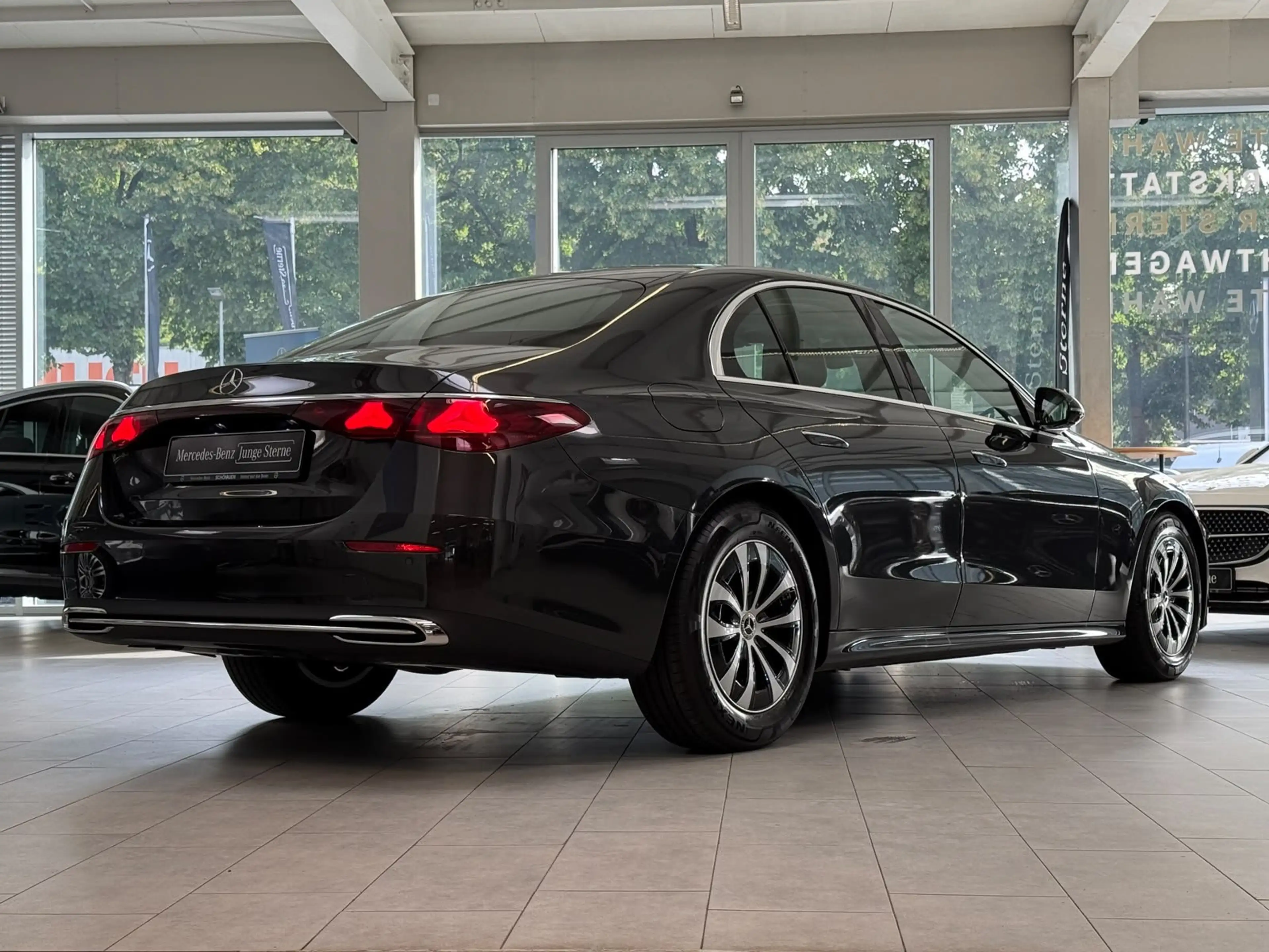 Mercedes-Benz E 220 d Avantgarde DISTR+AHK+MEMORY+360°+KEYLESS — photo 9