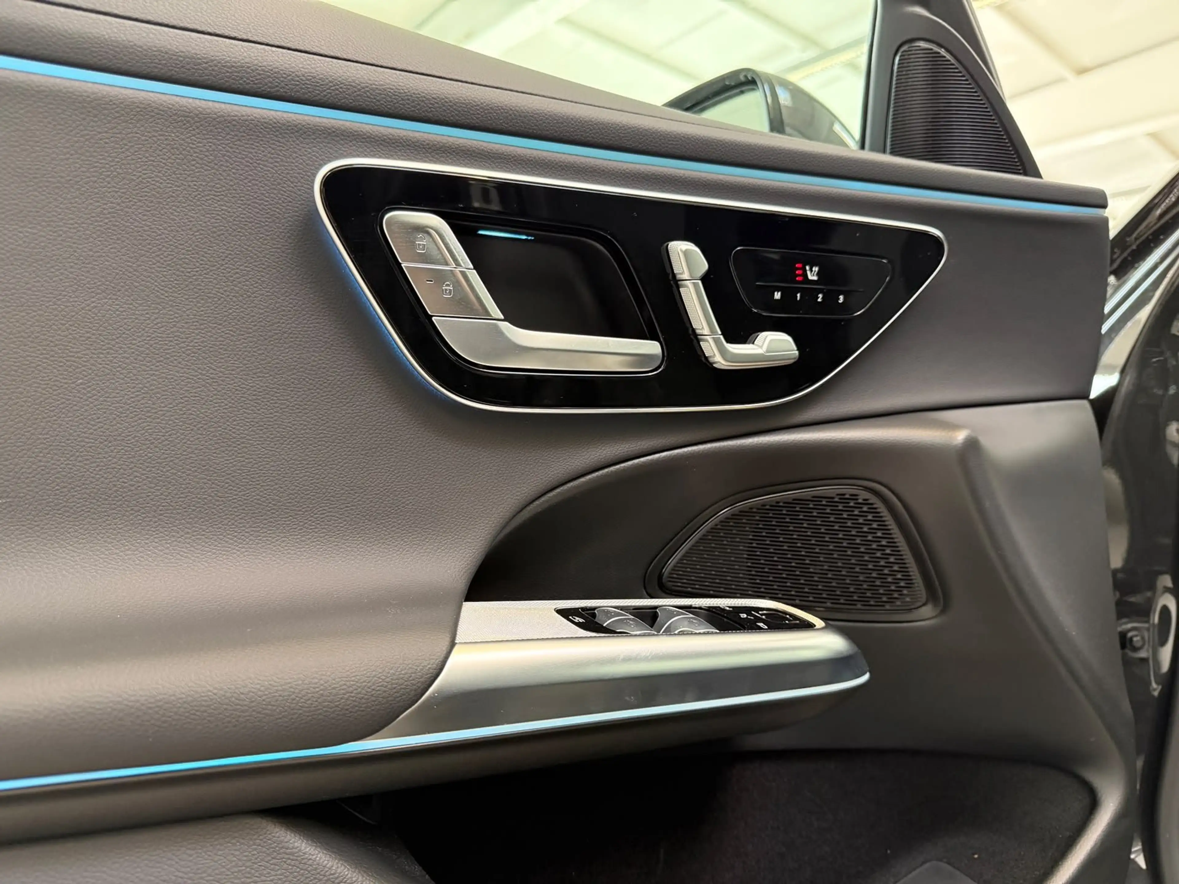 Mercedes-Benz E 220 d Avantgarde DISTR+AHK+MEMORY+360°+KEYLESS — photo 12