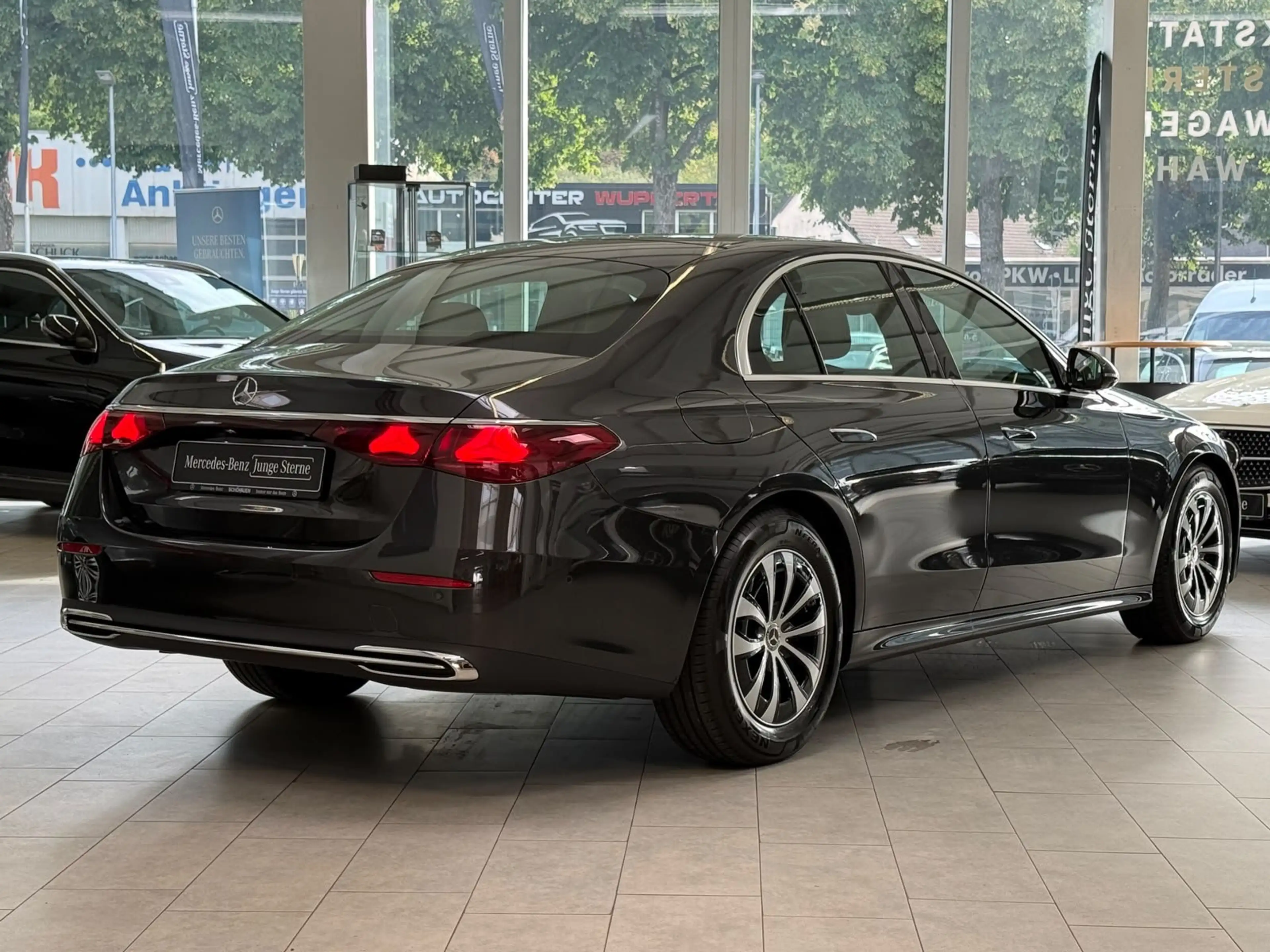 Mercedes-Benz E 220 d Avantgarde DISTR+AHK+MEMORY+360°+KEYLESS — photo 8