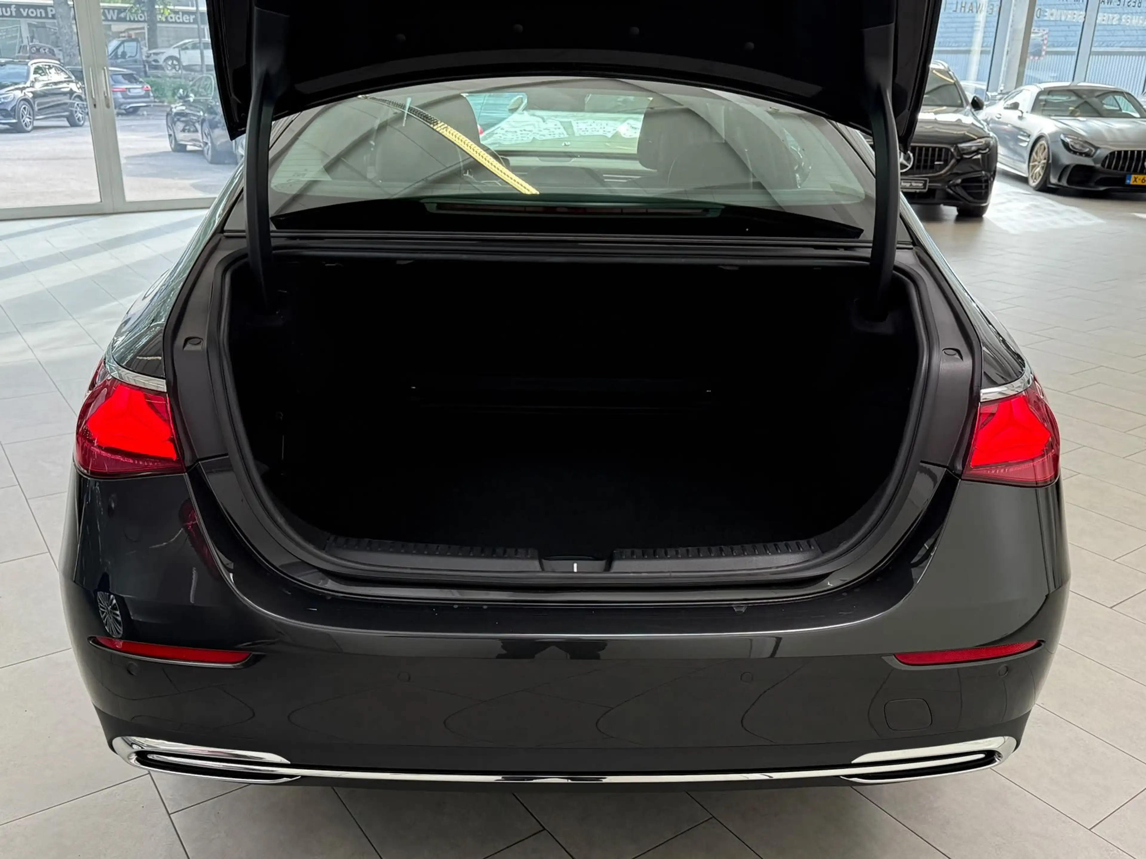Mercedes-Benz E 220 d Avantgarde DISTR+AHK+MEMORY+360°+KEYLESS — photo 7
