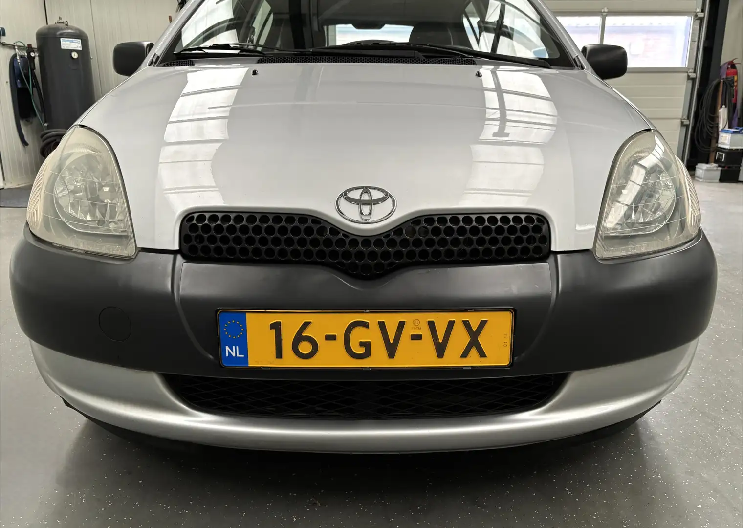 Toyota Yaris 1.0-16V VVT-i Terra MOOI !!! MANUAL Grijs - 2