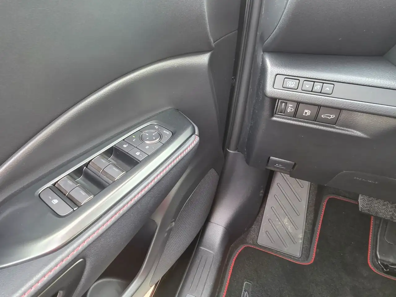 Lexus LBX 1,5 VVT-iE Elegant Black Edition 4X2 13