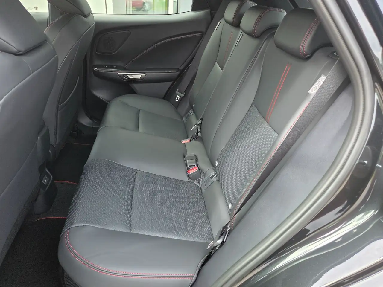 Lexus LBX 1,5 VVT-iE Elegant Black Edition 4X2 8