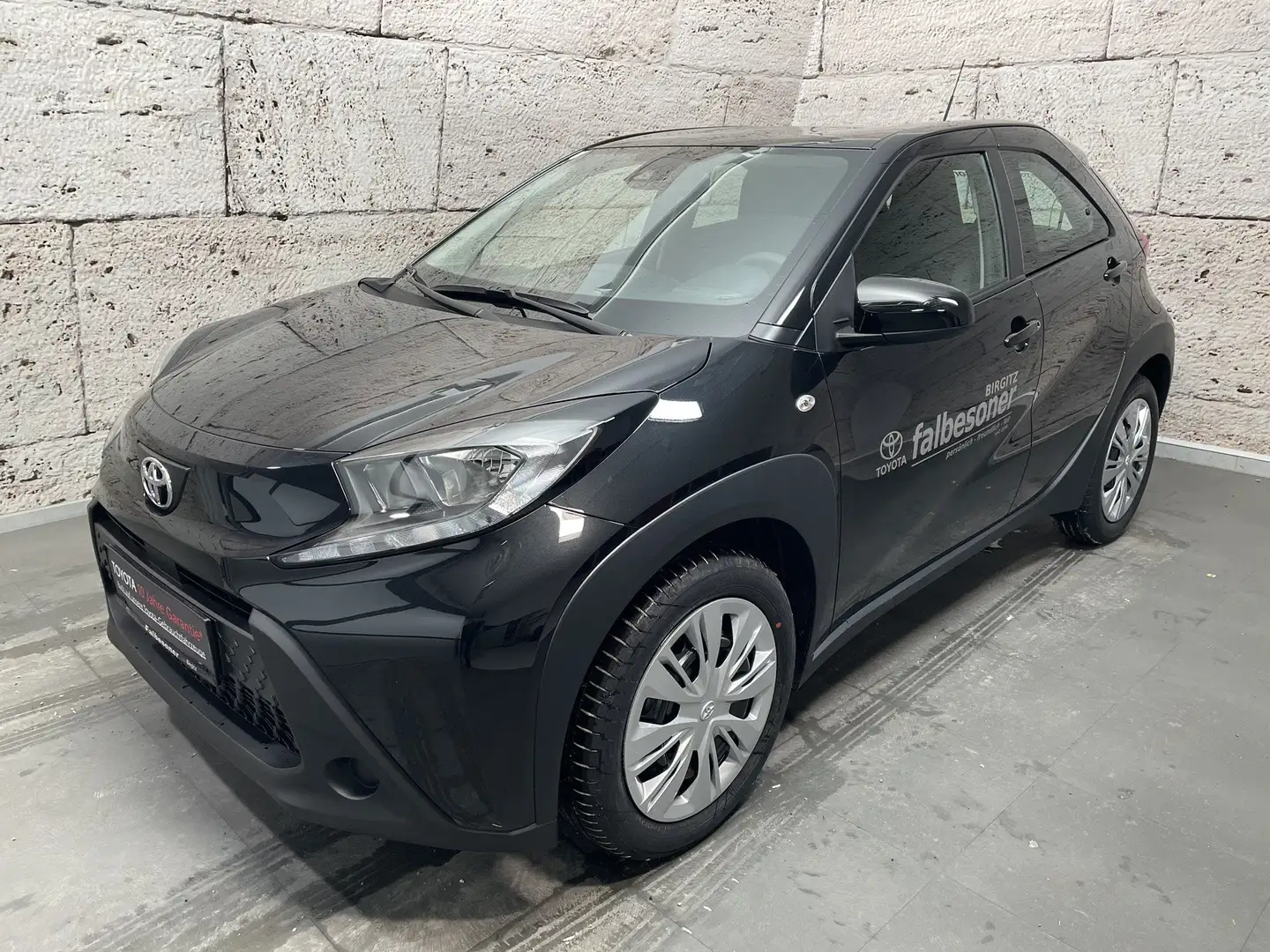 Toyota Aygo X 1,0 VVT-i x-play Nero - 1