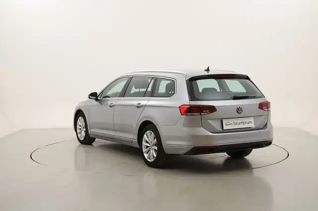 Volkswagen Passat view 3