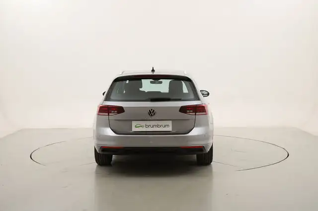 Volkswagen Passat view 4