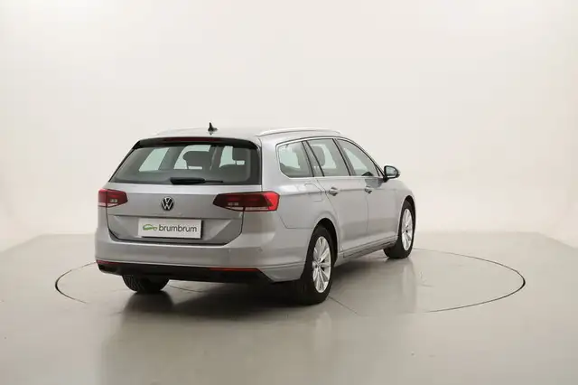 Volkswagen Passat view 5