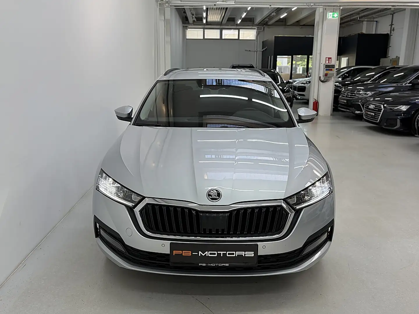 Skoda Octavia Combi 2,0 TDI Ambition Virtual Cockpit Keyless LED Silber - 2