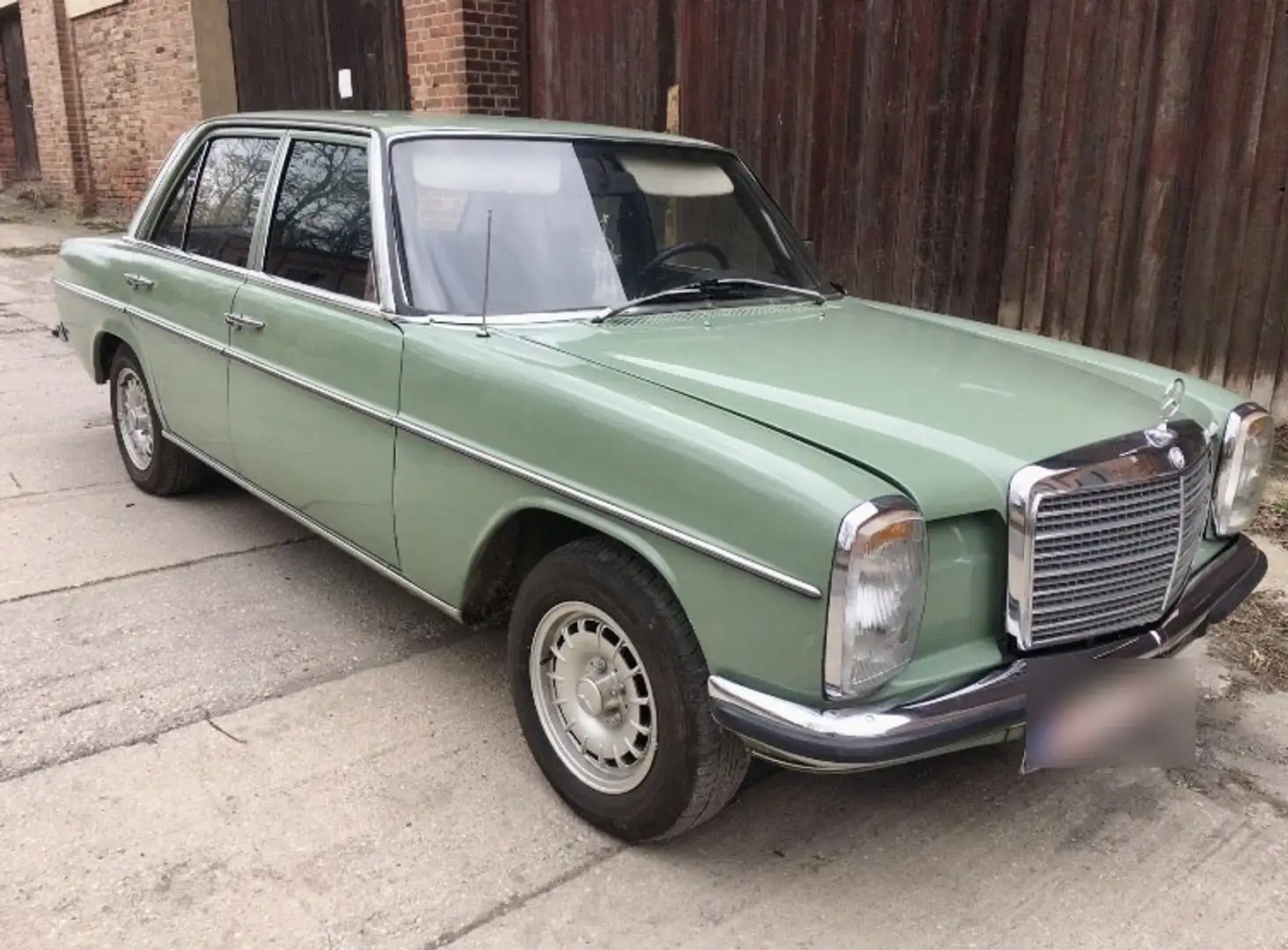 Mercedes-Benz W 114/115 Strich-Acht 220D Diesel ; Servo ; Schiebedach ; AHK Verde - 2