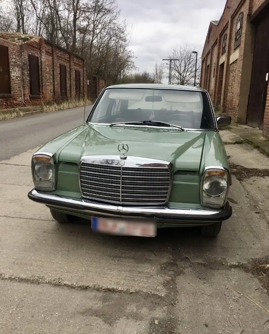 Mercedes-Benz W 114/115 Strich-Acht 220D Diesel ; Servo ; Schiebedach ; AHK Verde - 1
